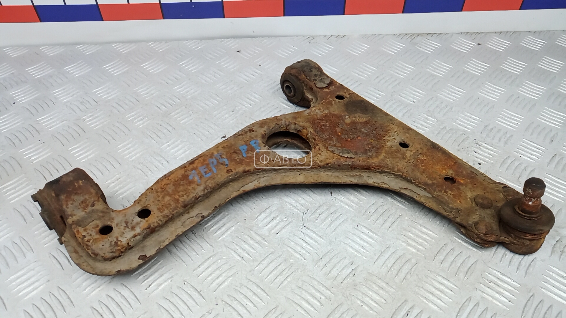 Рычаг передний нижний правый