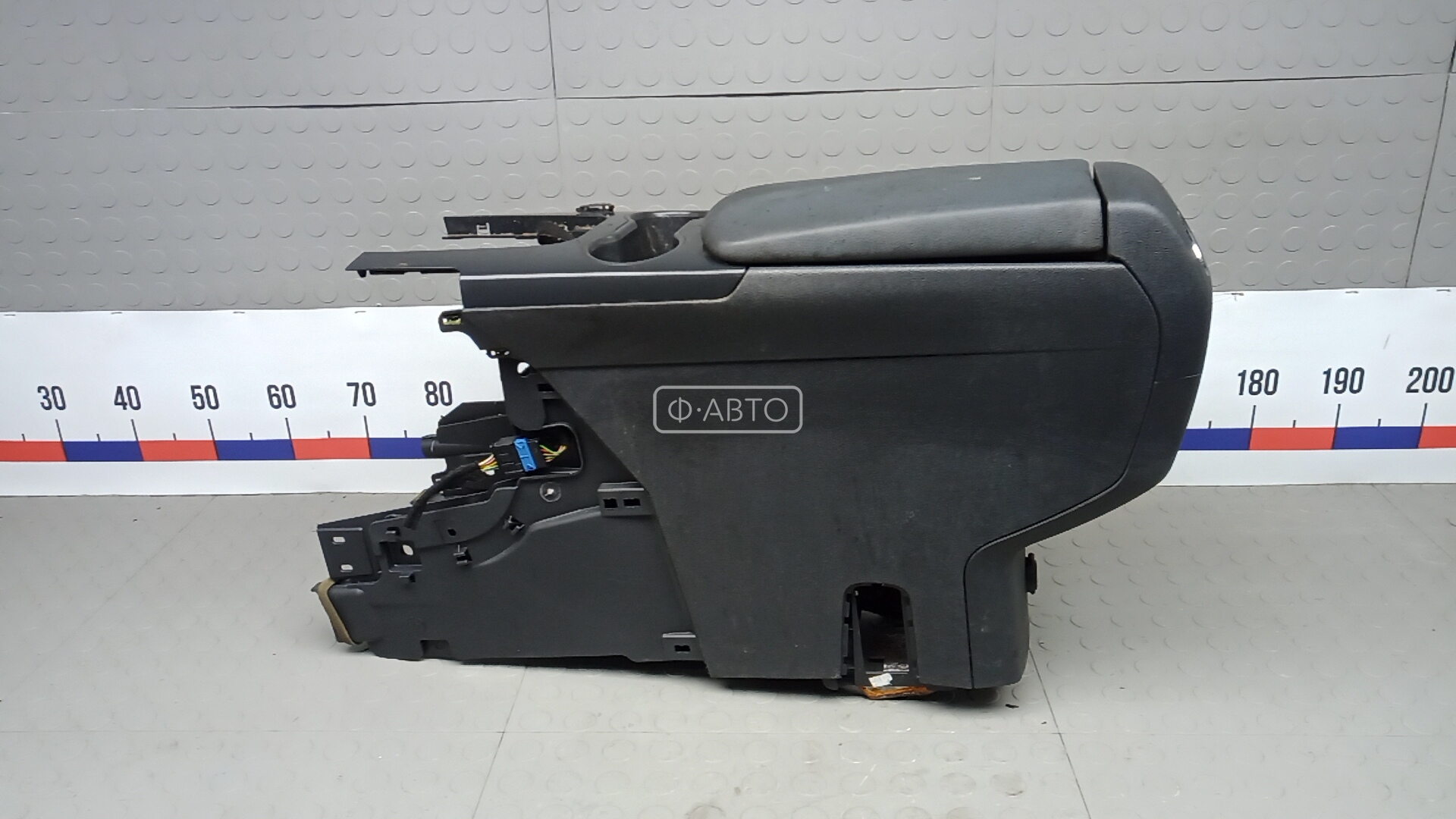 Подлокотник центральный