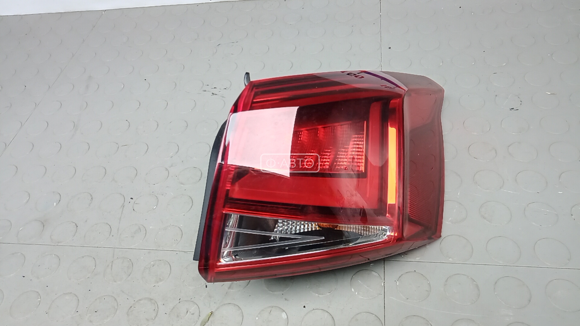 Фонарь задний правый