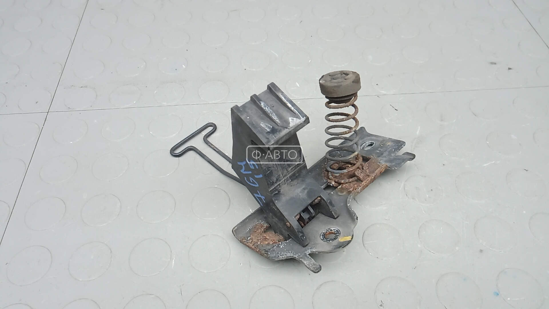 Замок капота