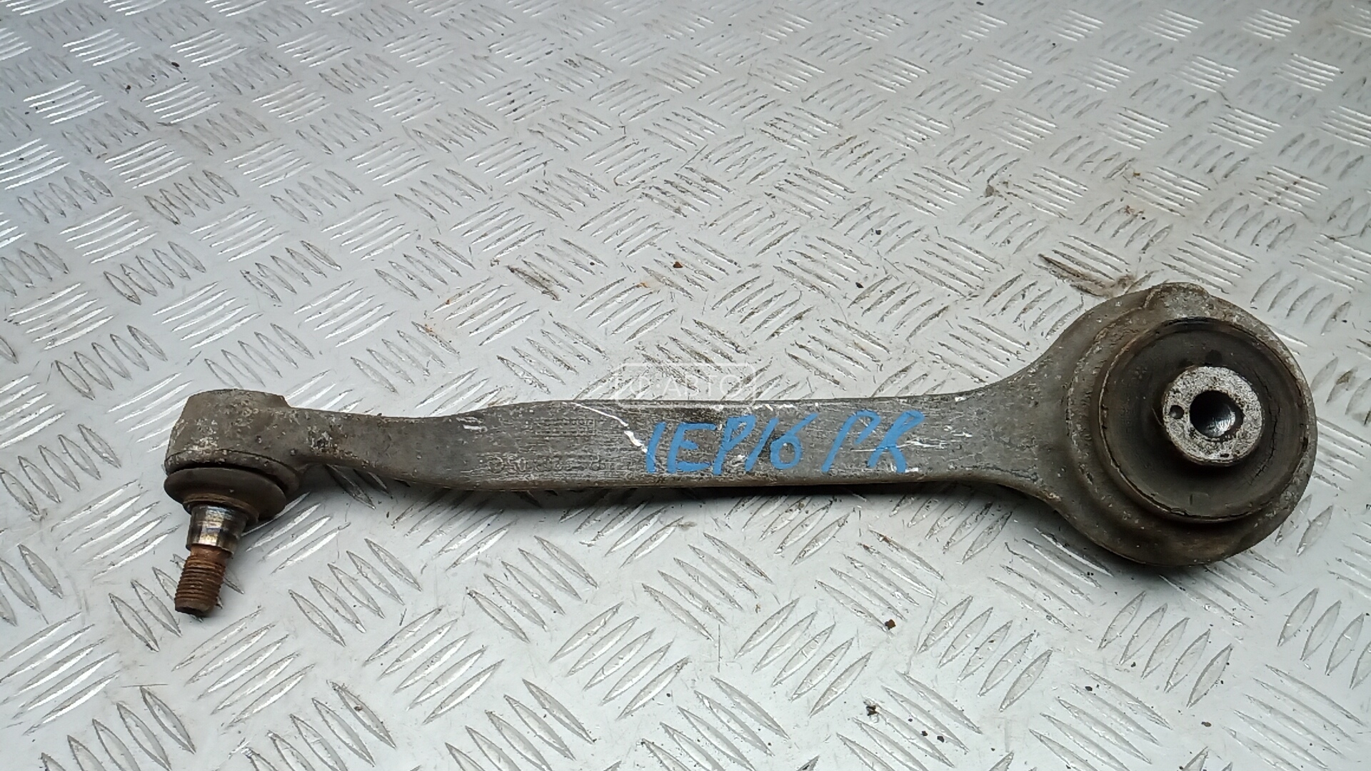 Рычаг передний нижний правый