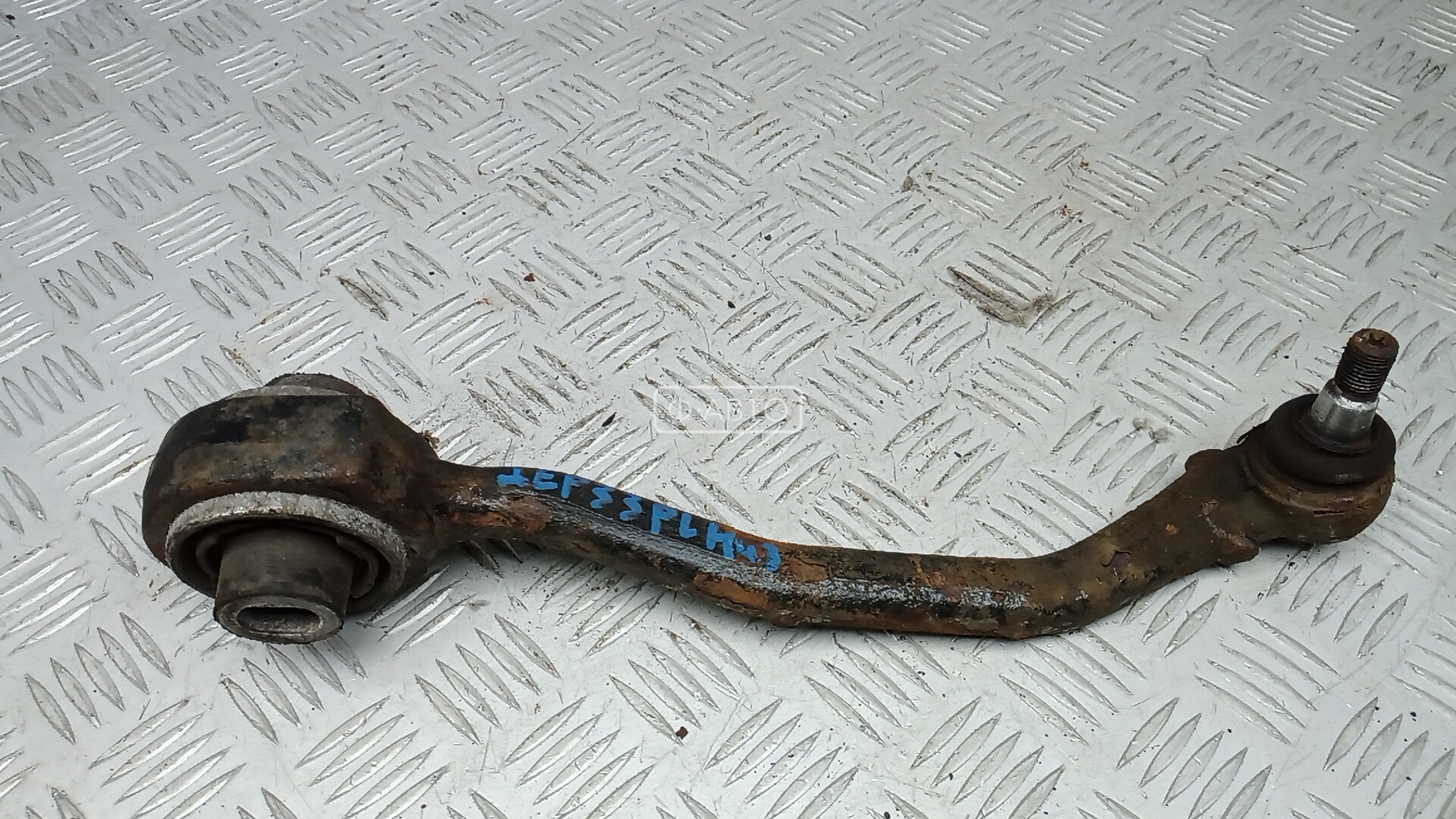 Рычаг передний нижний левый