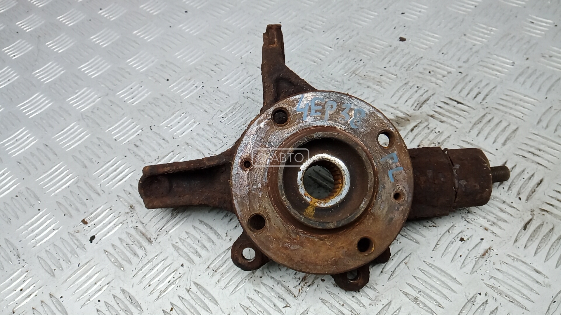 Ступица передняя левая