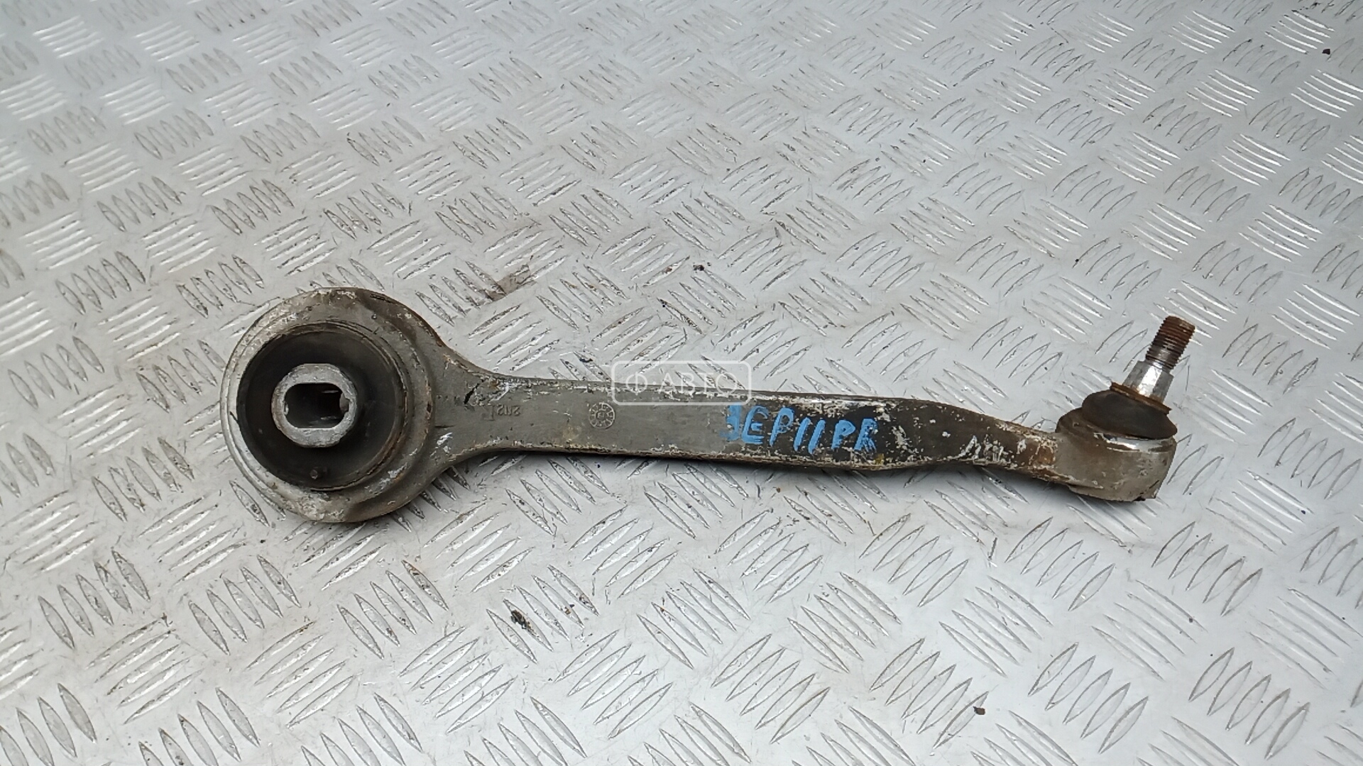 Рычаг передний нижний правый