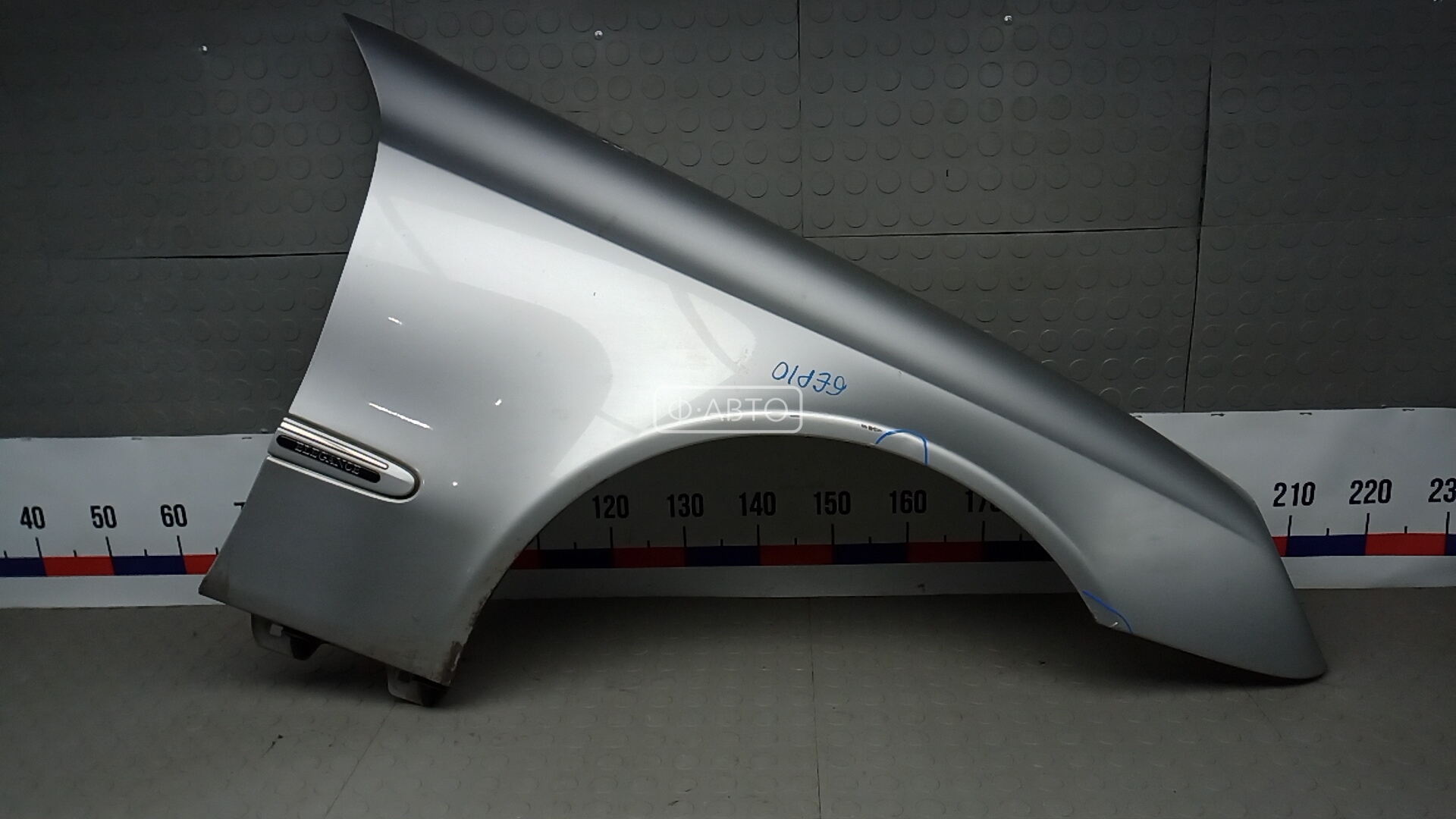 Крыло переднее правое