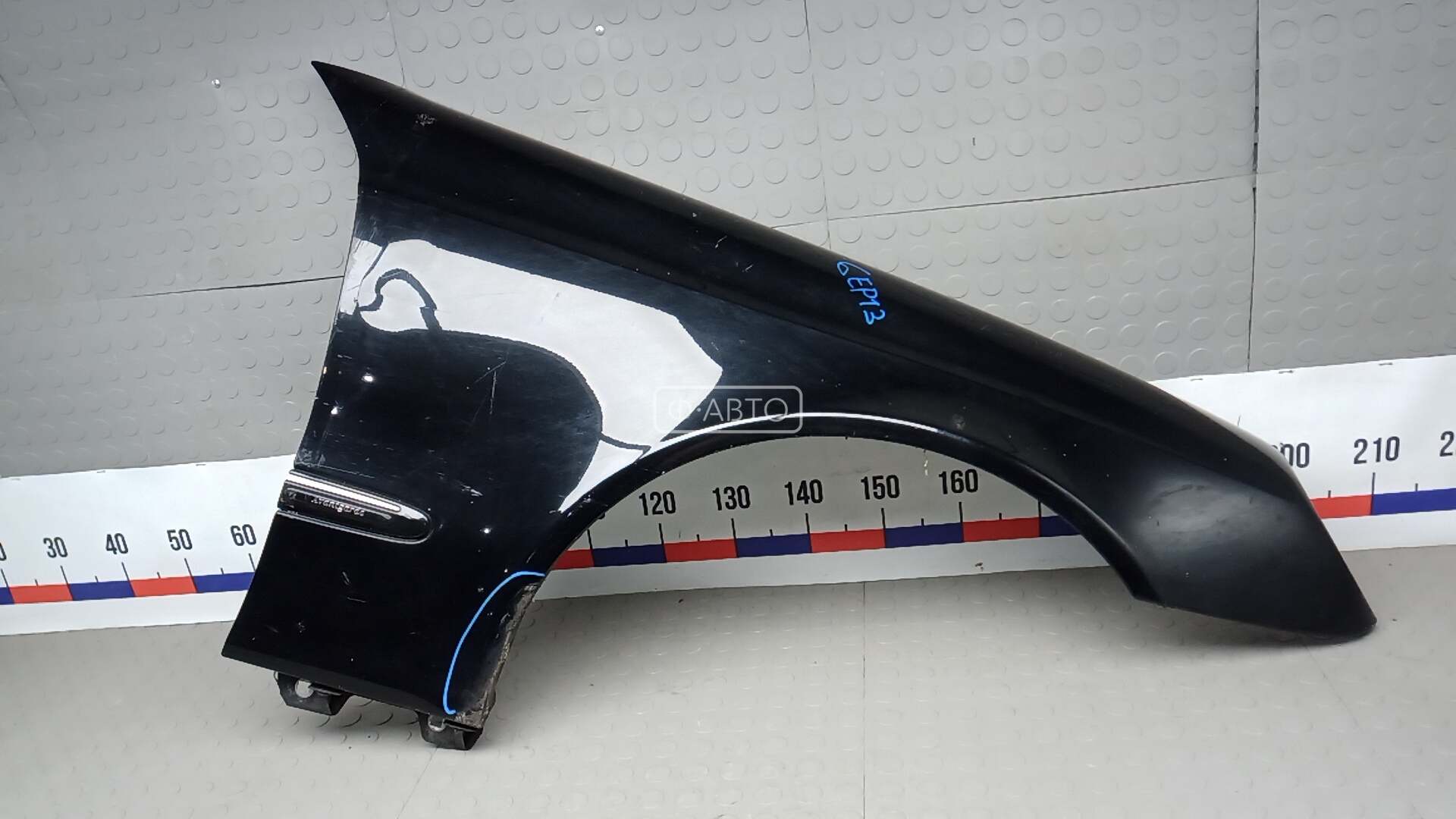 Крыло переднее правое