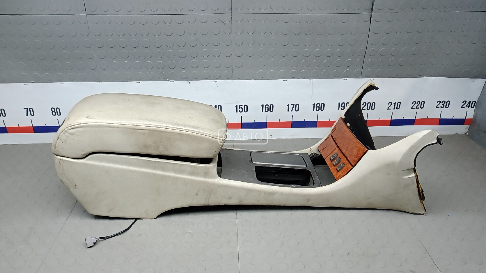 Подлокотник центральный