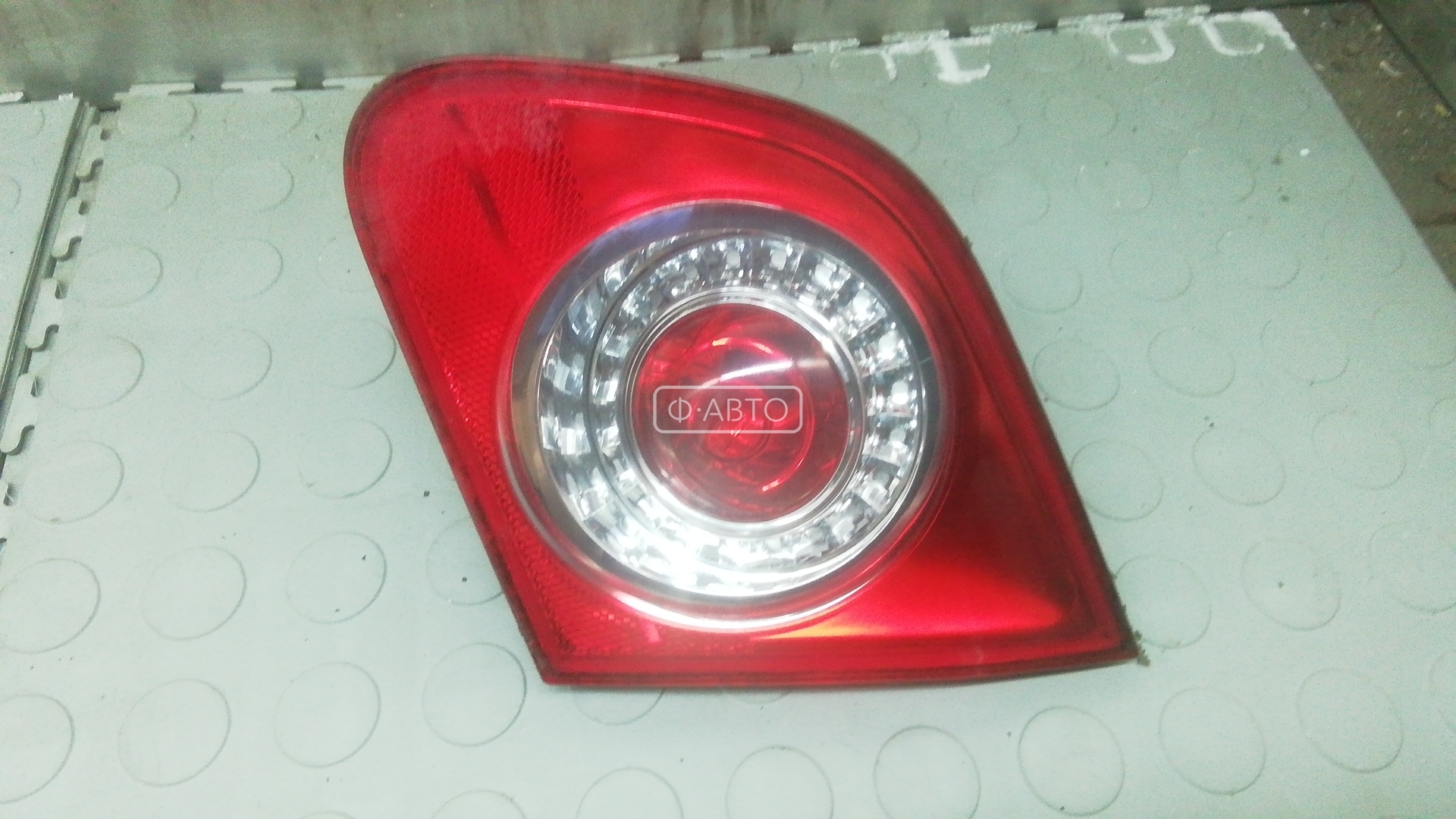 Фонарь правый крышки багажника