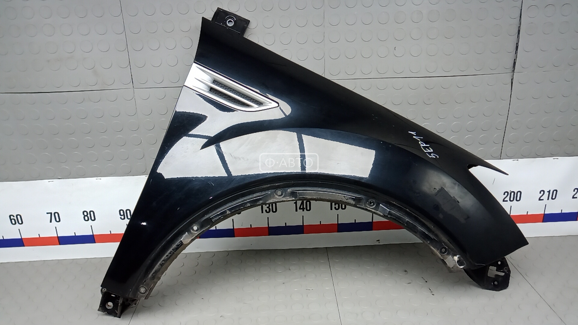 Крыло переднее правое