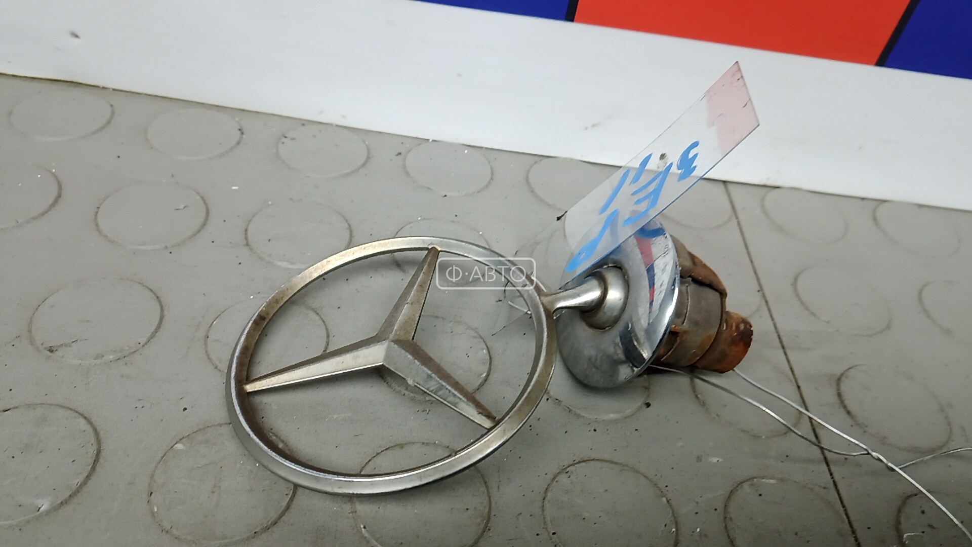 Значок на капот