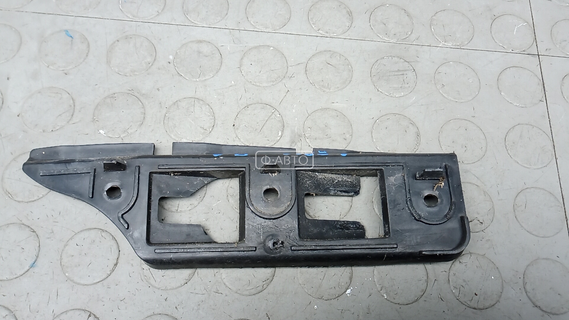 Крепление бампера переднее