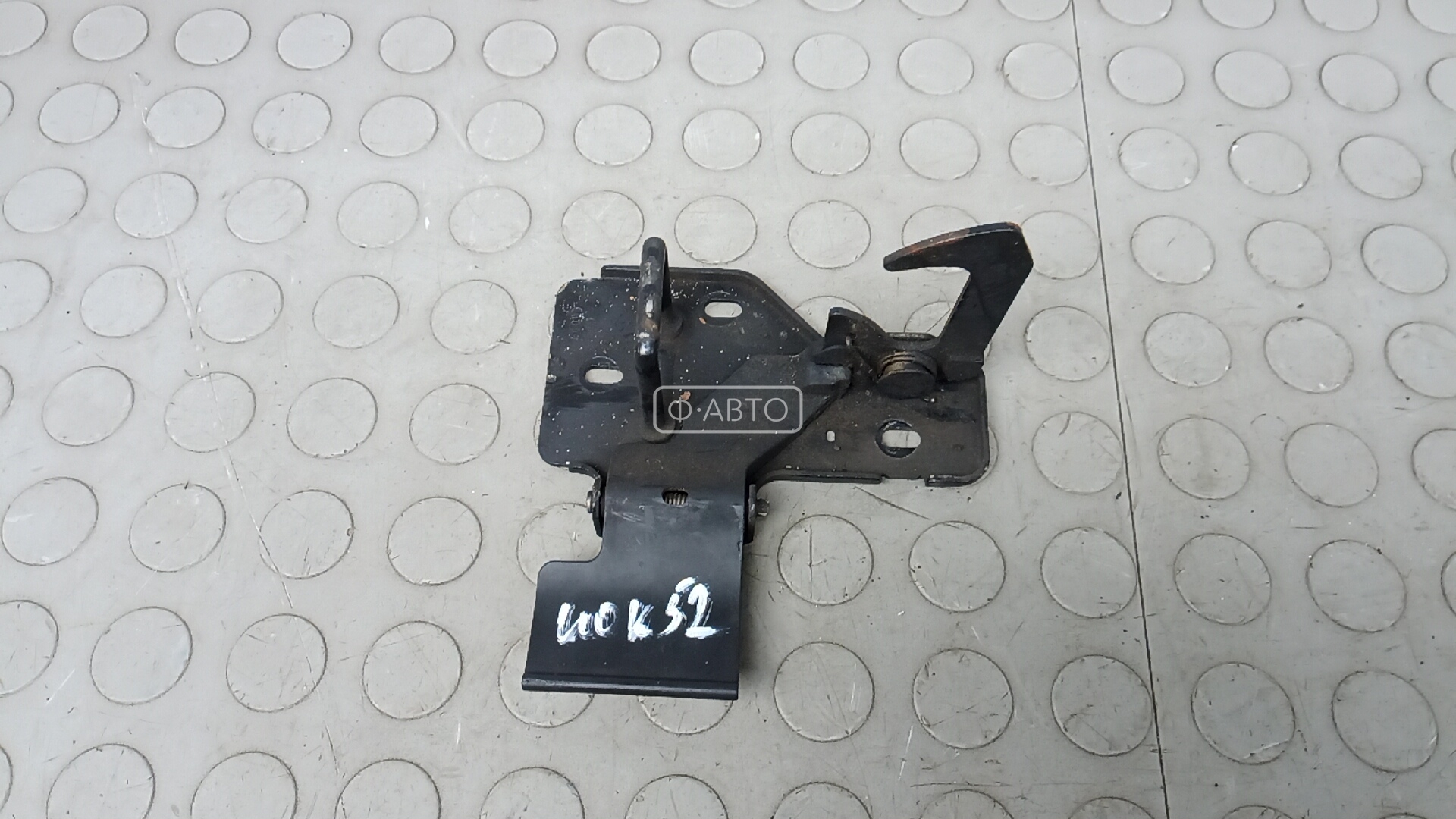 Замок капота