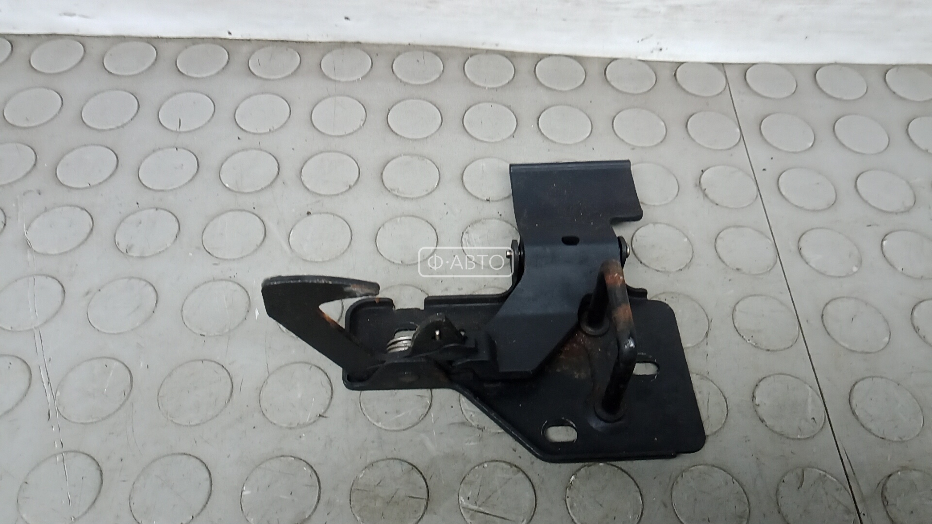 Замок капота