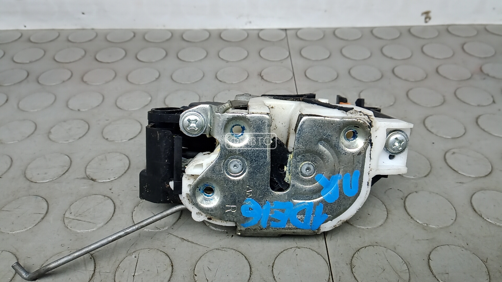 Замок двери передней правой