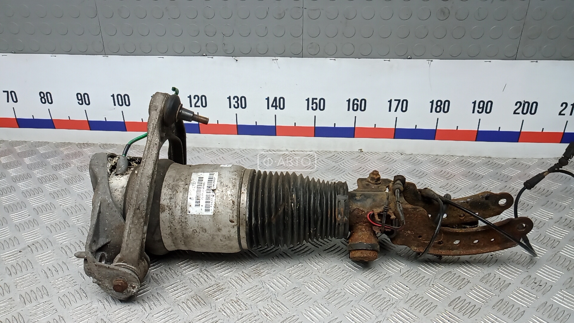 Стойка передняя правая