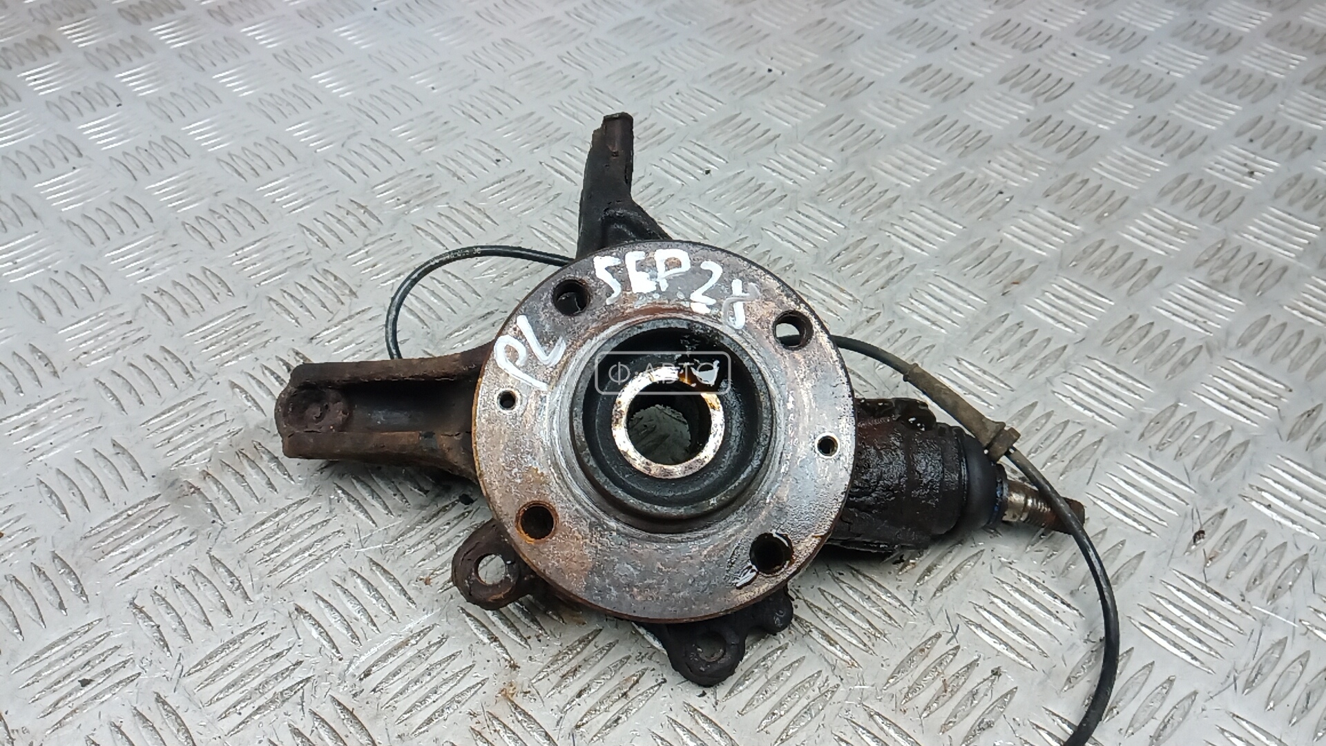 Ступица передняя левая