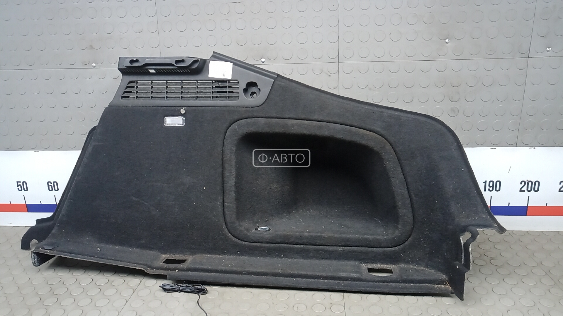Обшивка багажника боковая