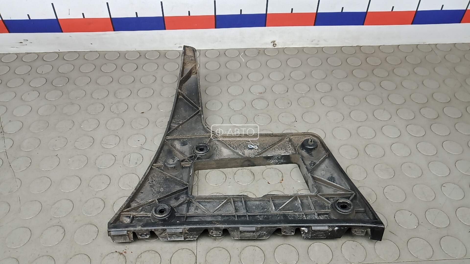 Крепление бампера заднее