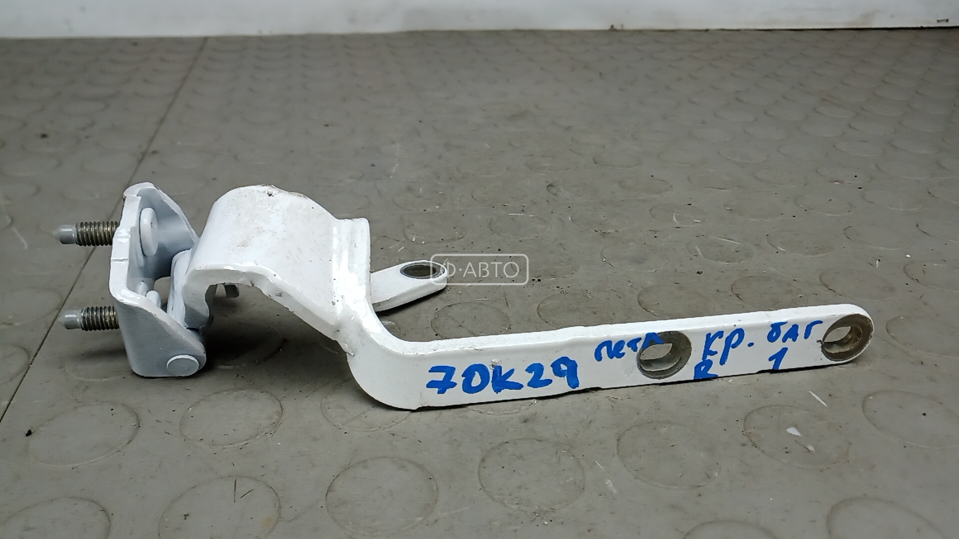 Петля крышки багажника