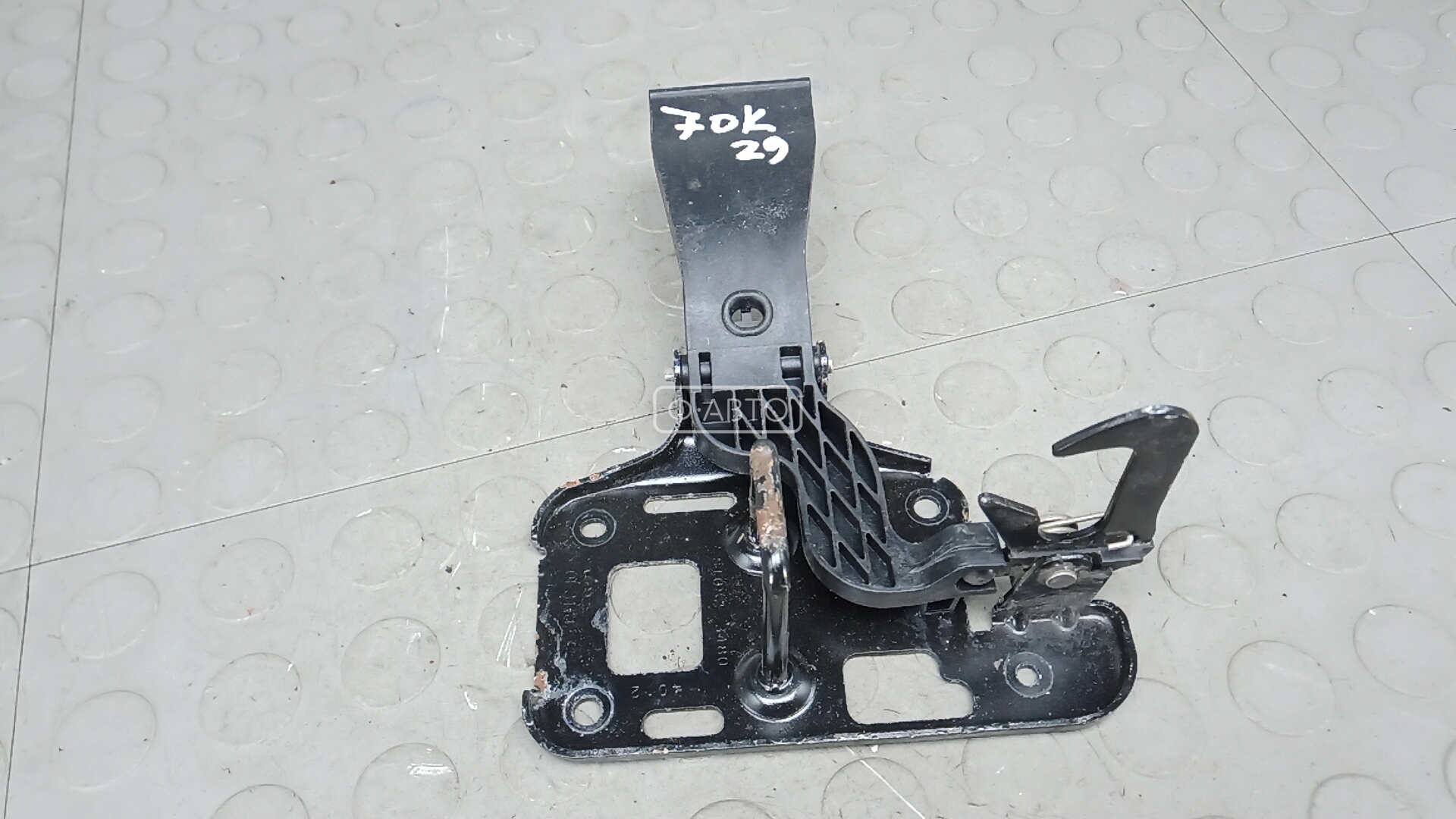 Замок капота