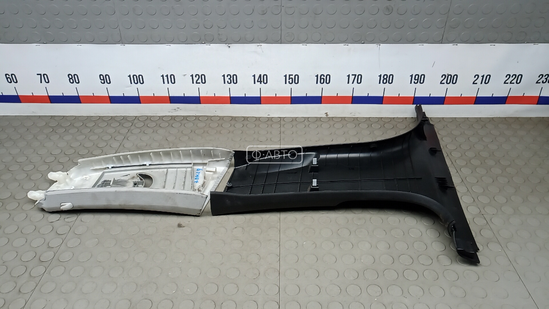 Обшивка стойки центральная правая