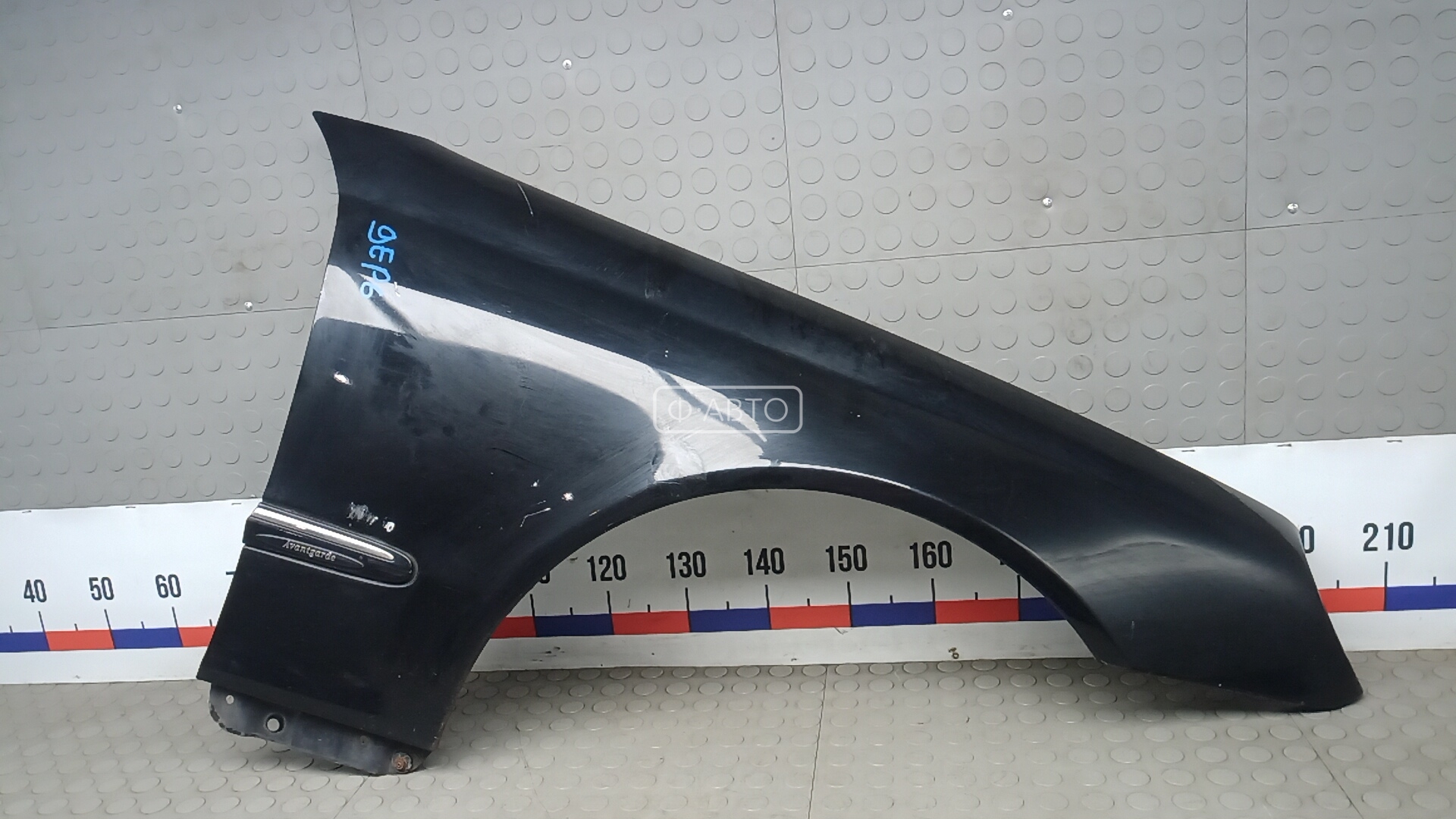 Крыло переднее правое