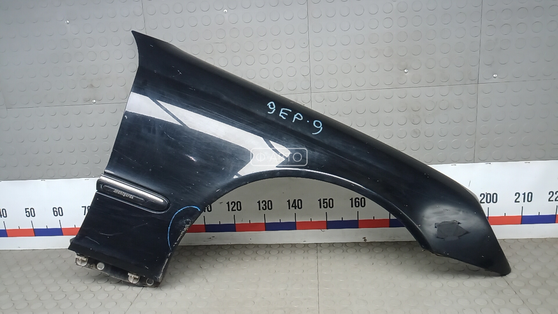 Крыло переднее правое