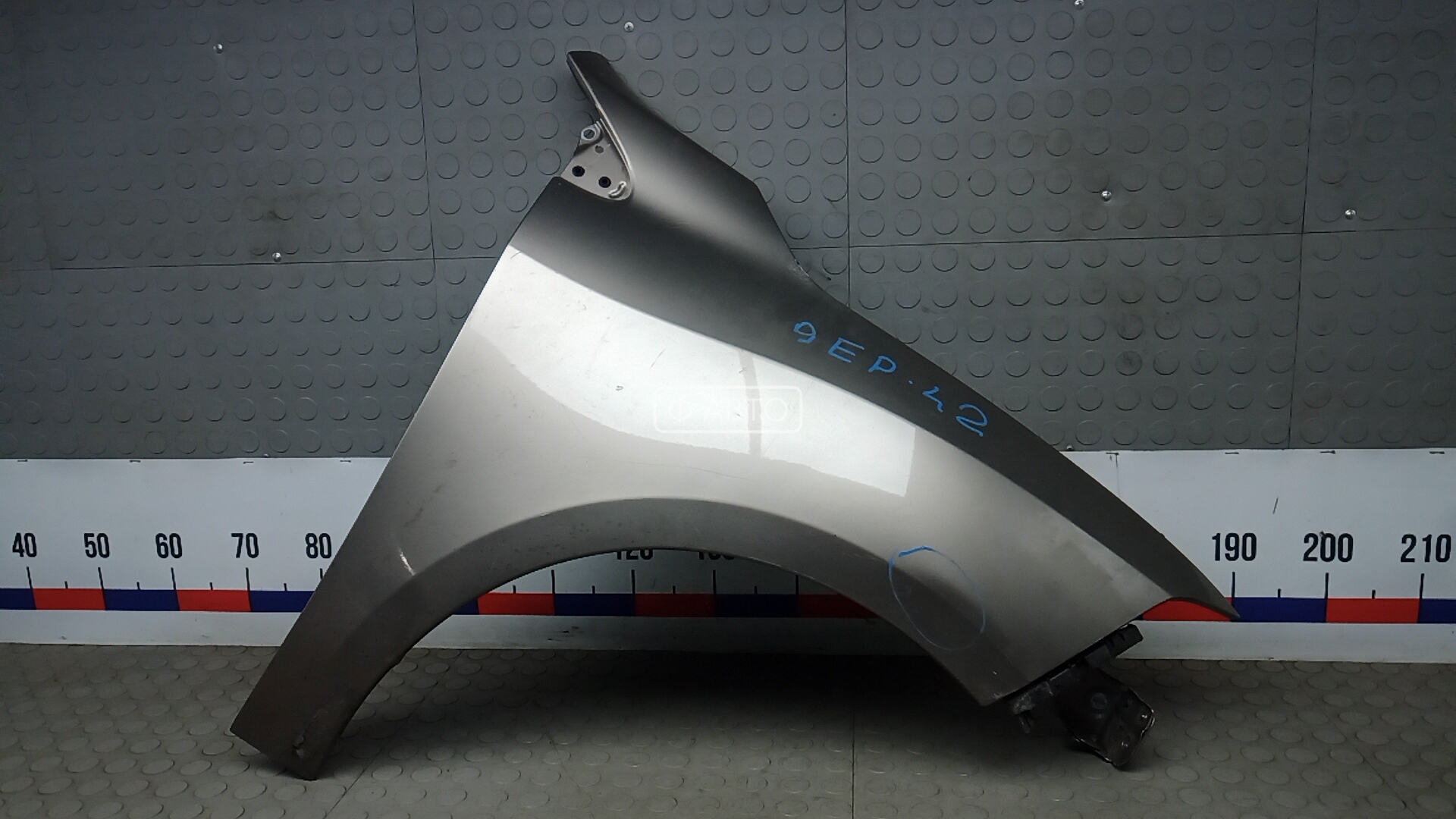 Крыло переднее правое