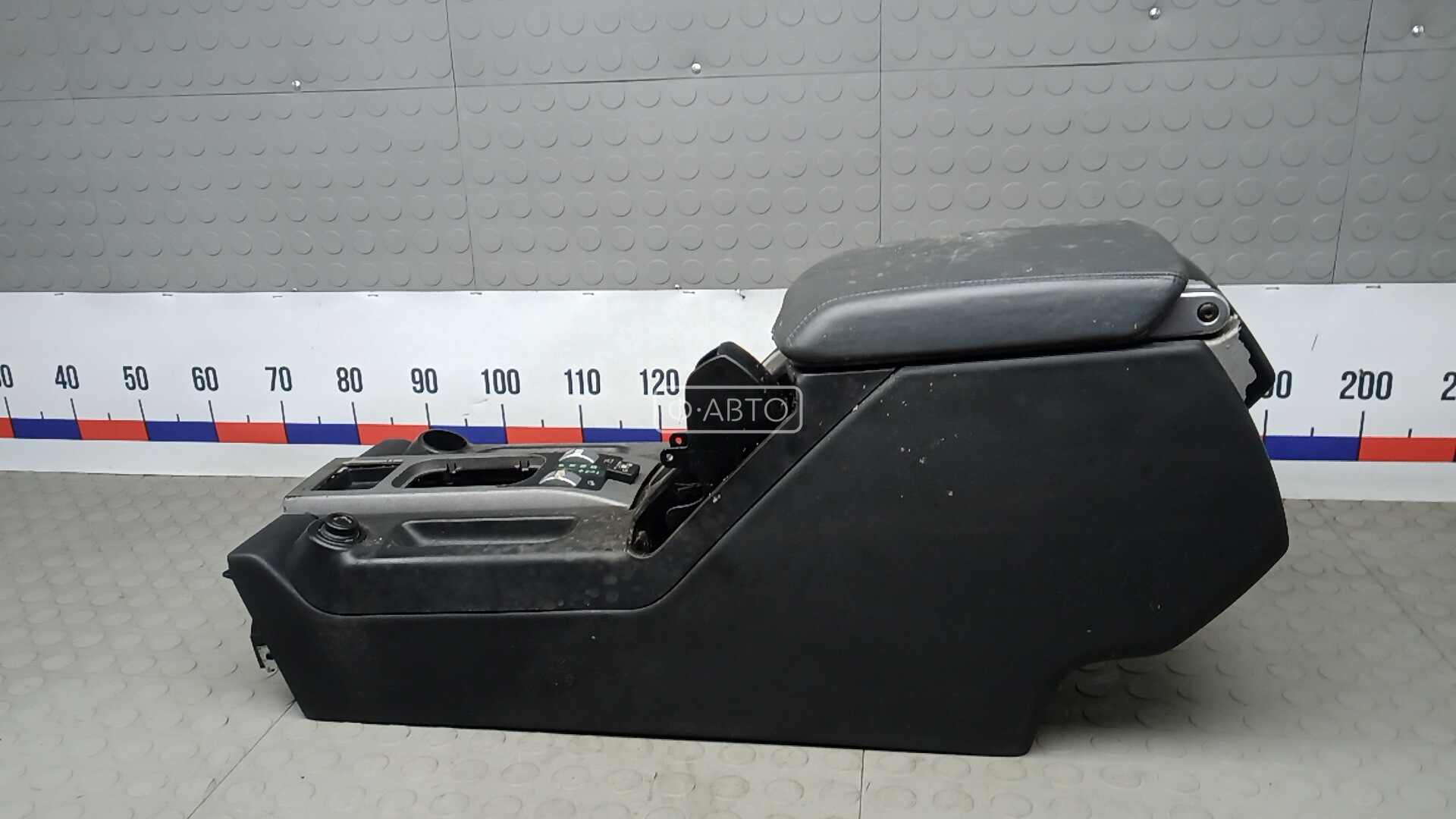 Подлокотник центральный