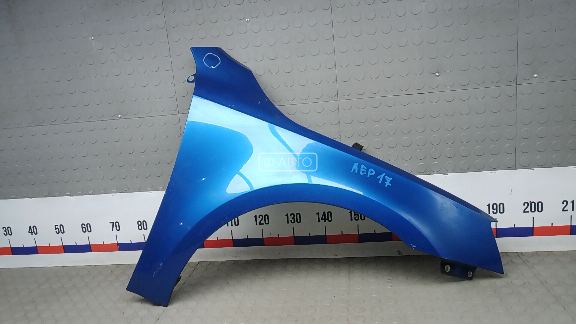 Крыло переднее правое