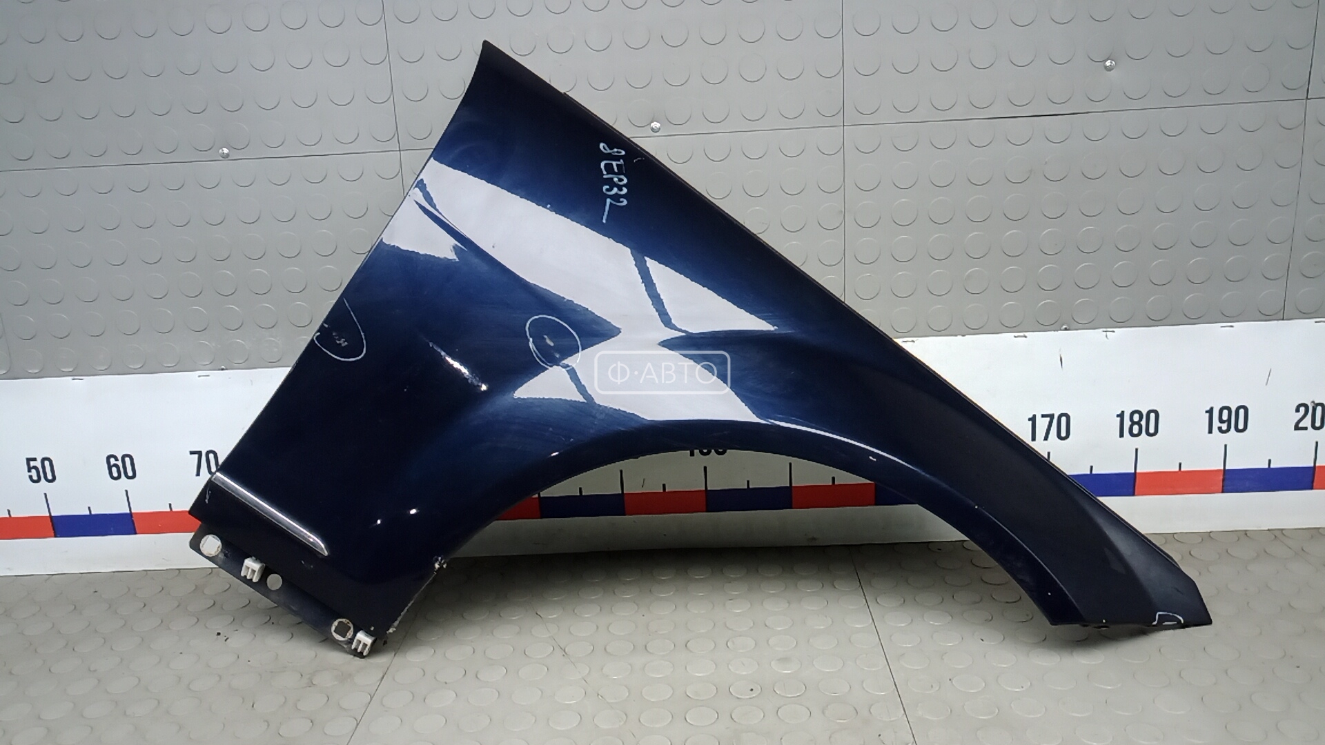 Крыло переднее правое