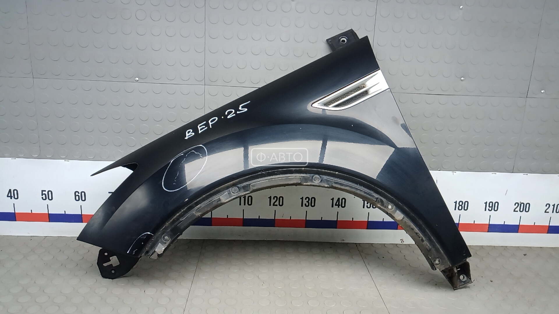 Крыло переднее левое