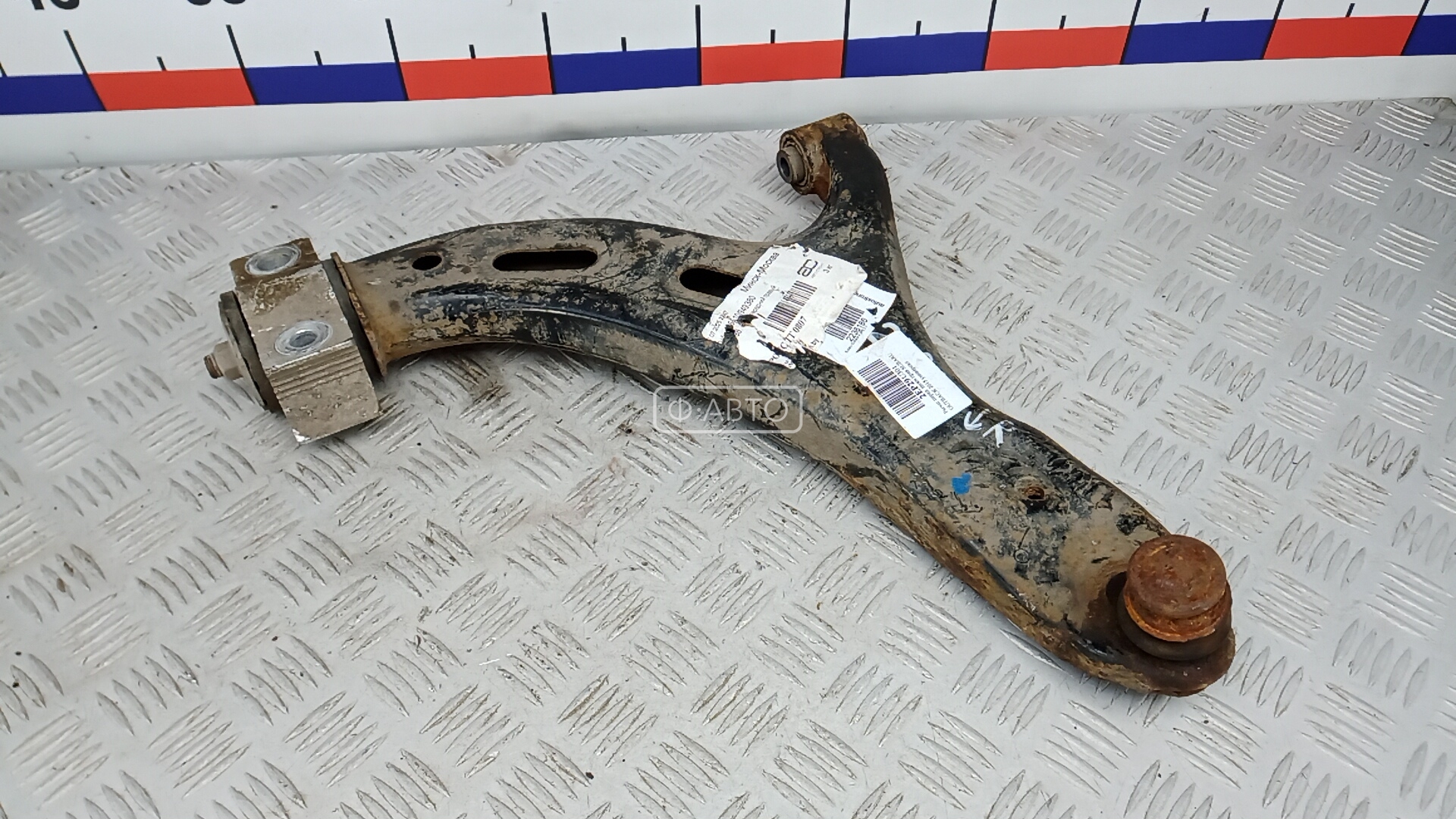 Рычаг передний нижний правый