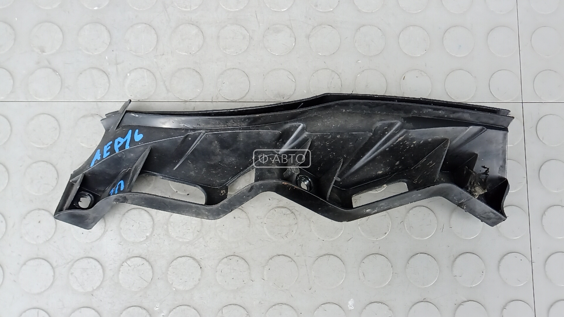 Крепление бампера переднее