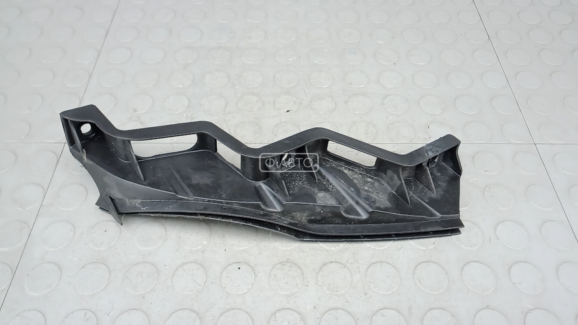 Крепление бампера переднее