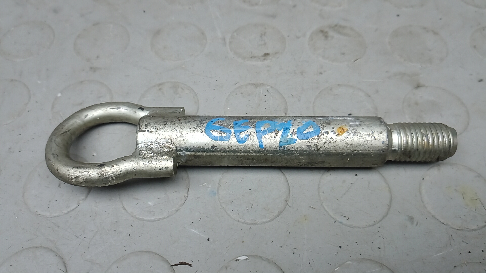 Крюк буксировочный