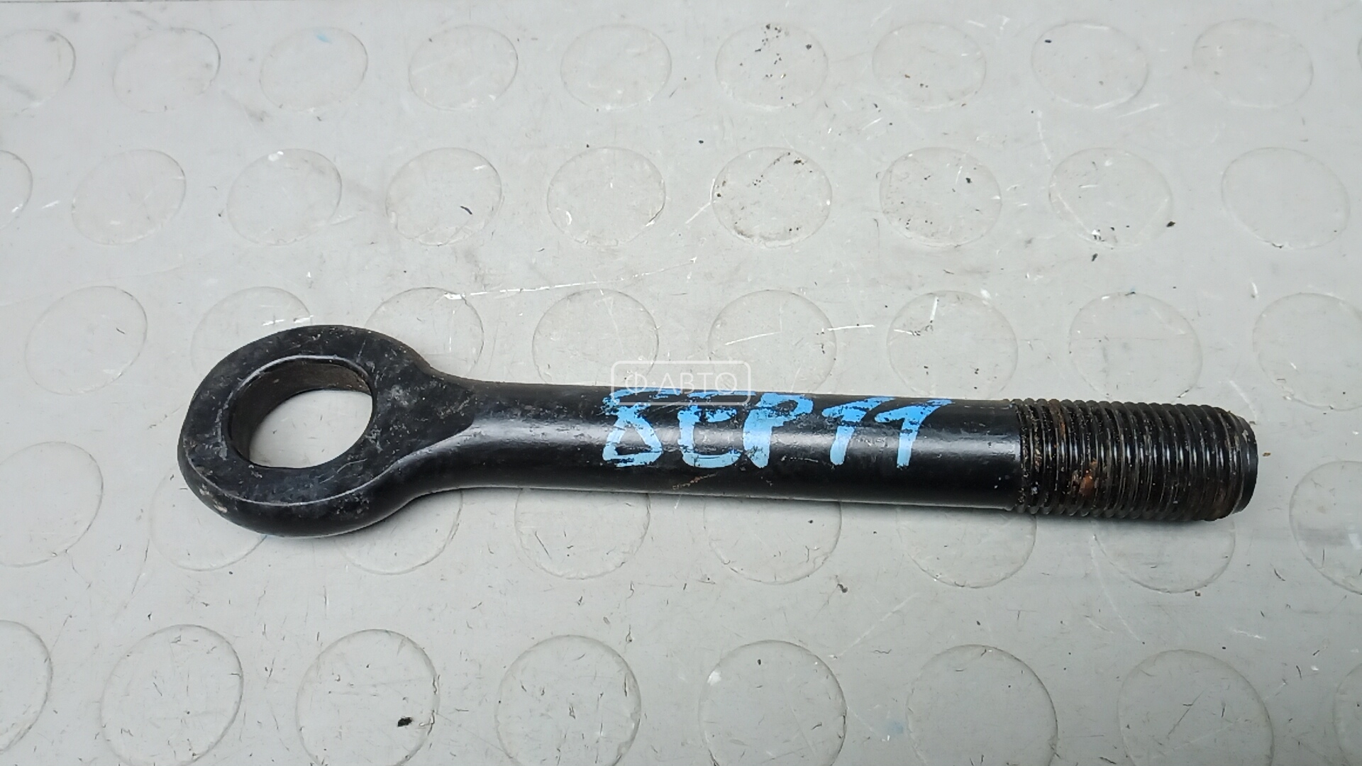 Крюк буксировочный