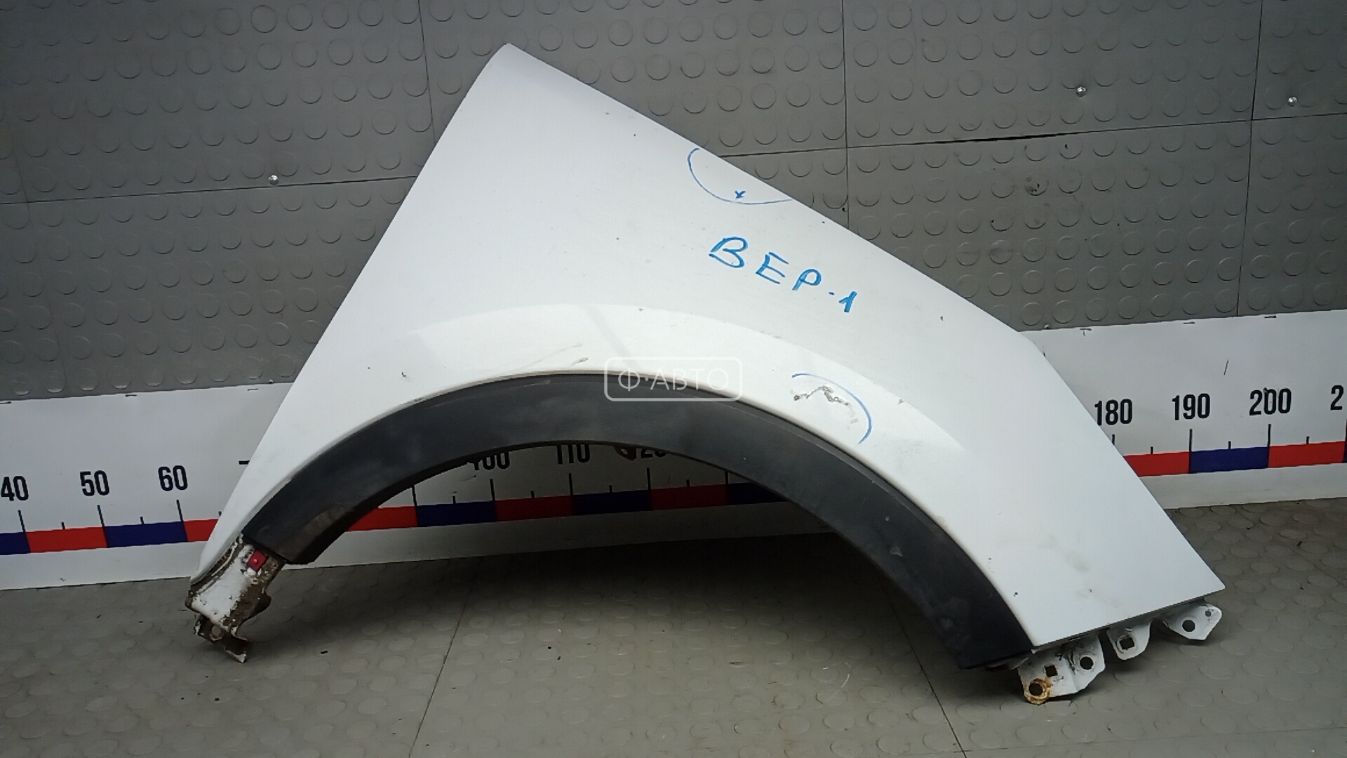 Крыло переднее правое