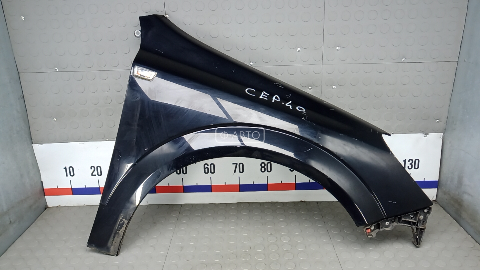 Крыло переднее правое