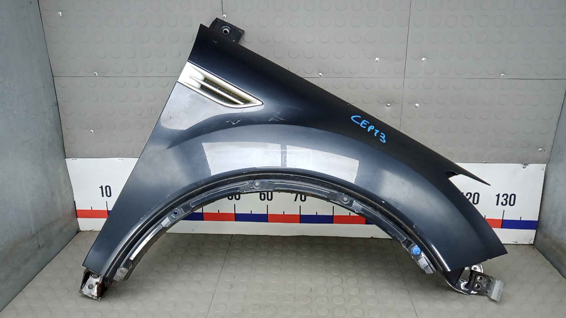 Крыло переднее правое