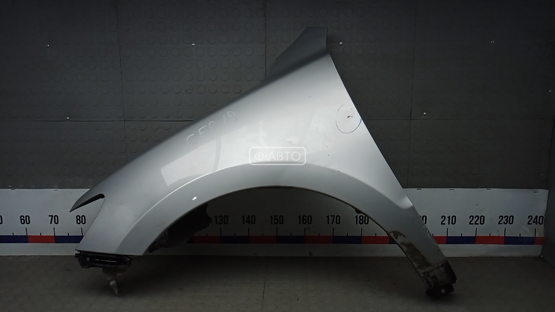 Крыло переднее левое