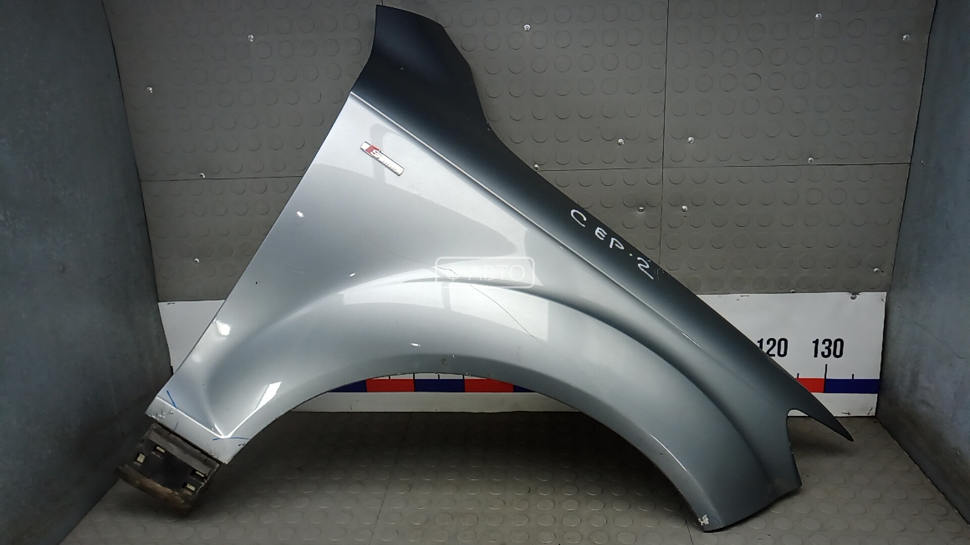 Крыло переднее правое