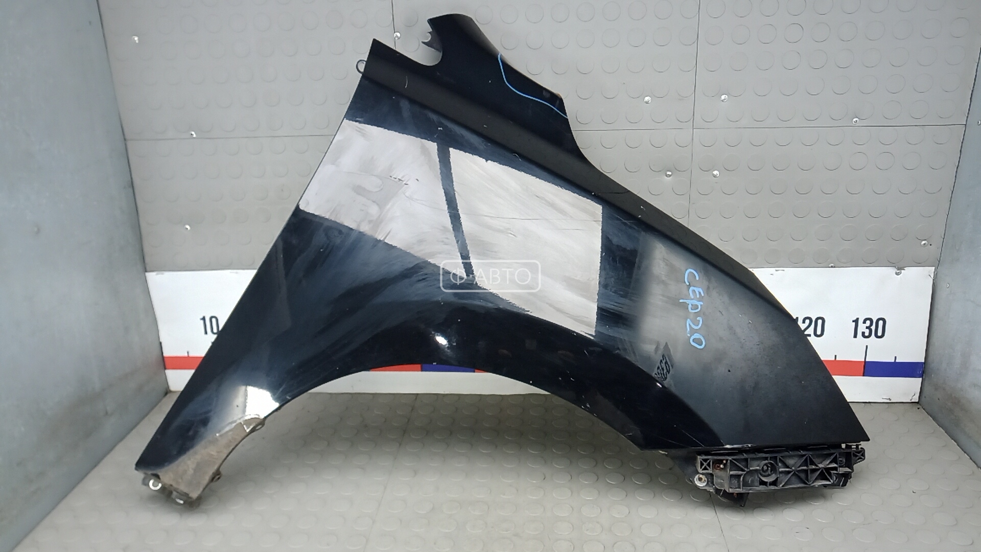 Крыло переднее правое