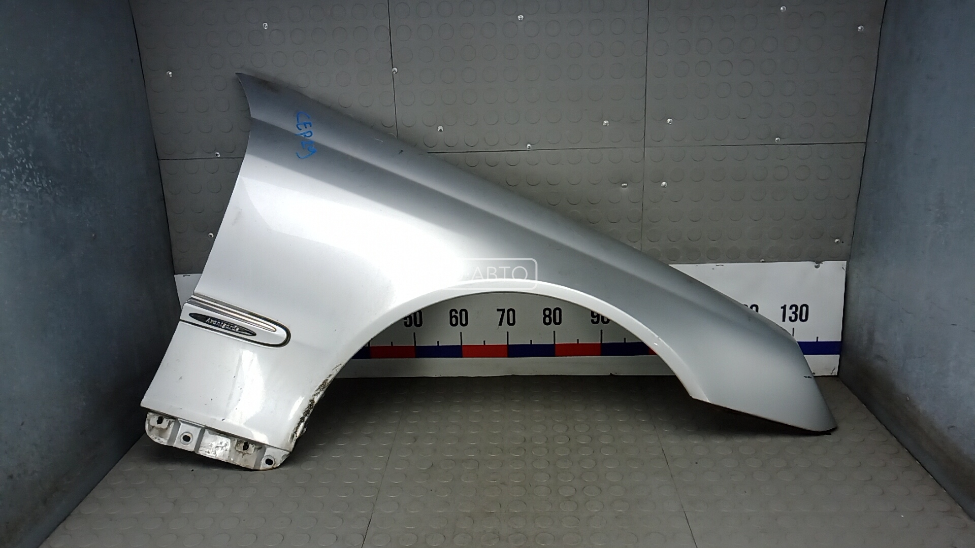 Крыло переднее правое