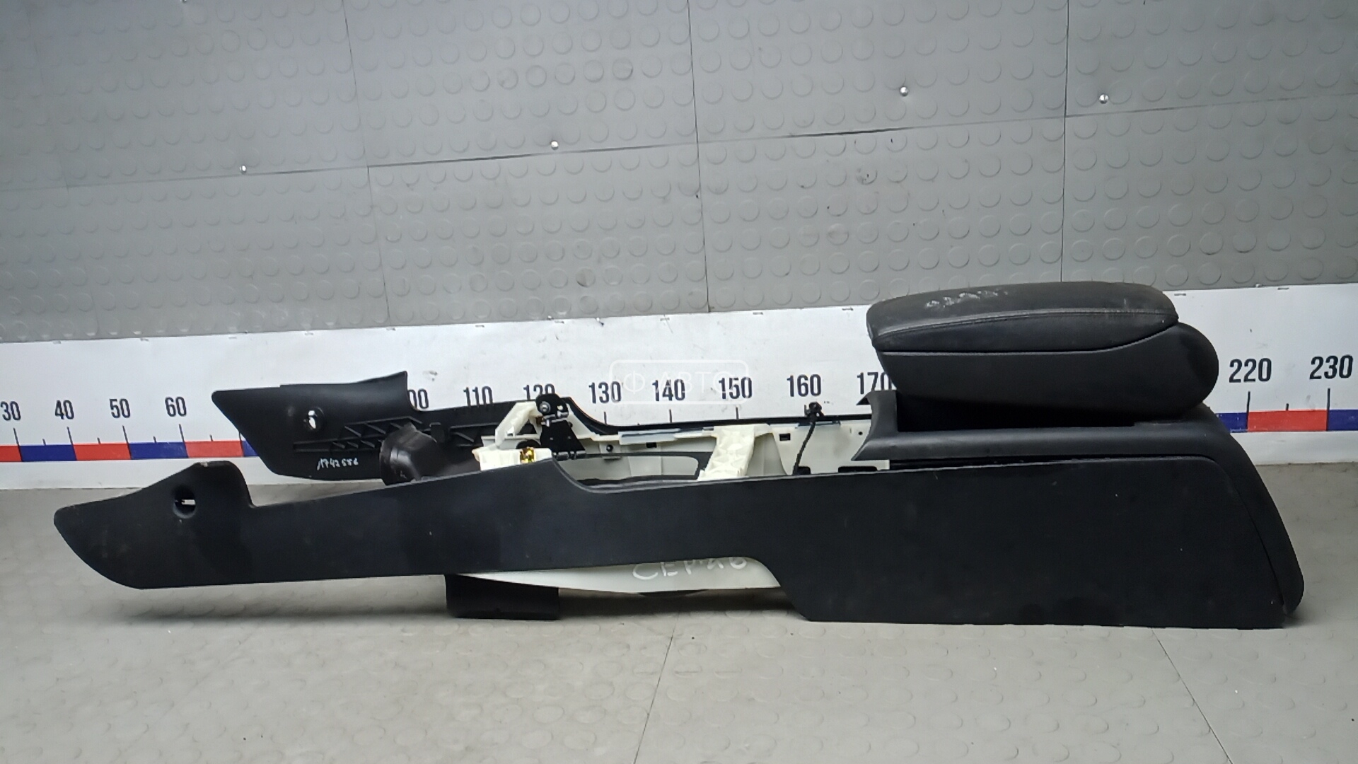 Подлокотник центральный