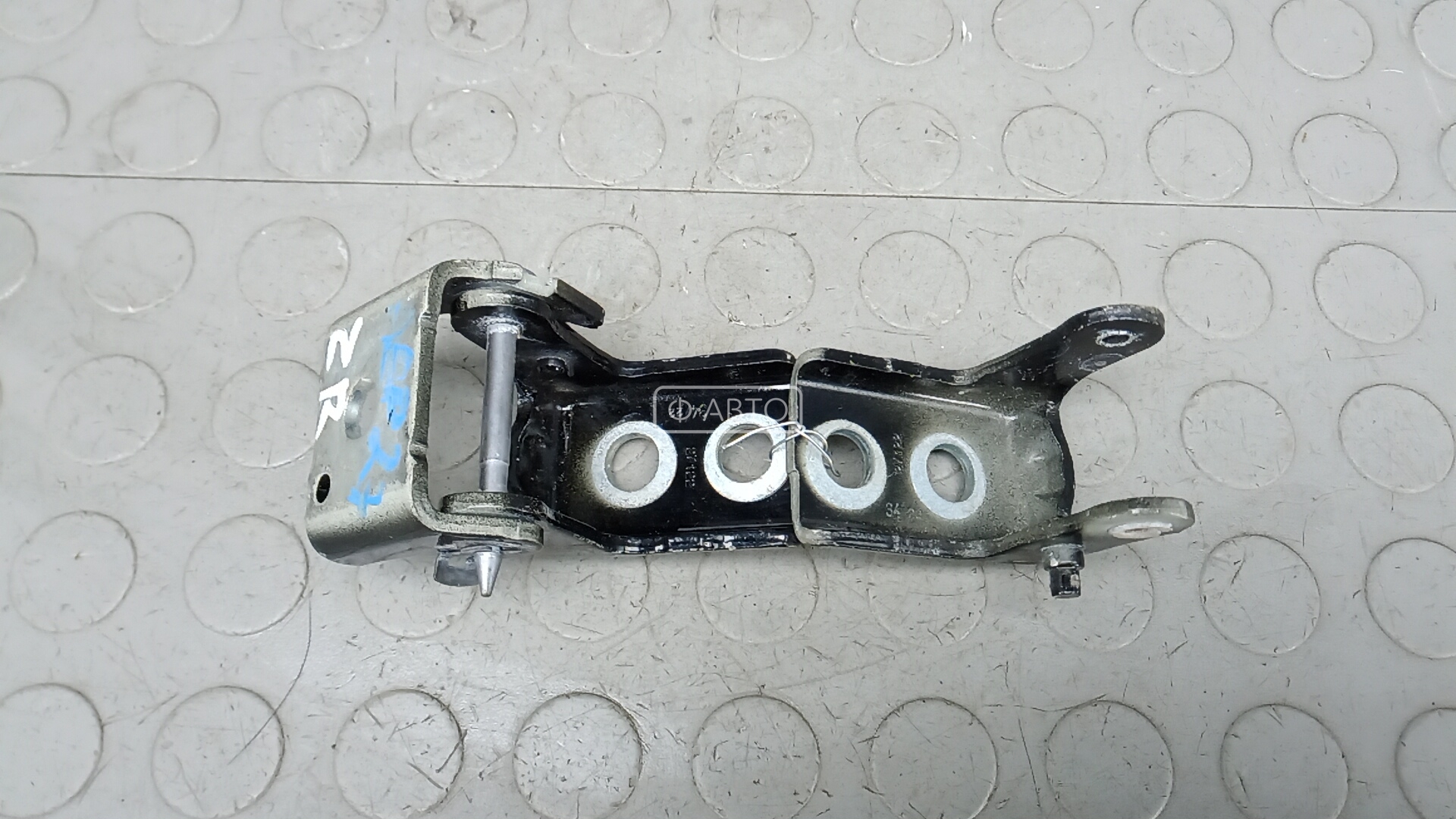 Петля двери задней правой