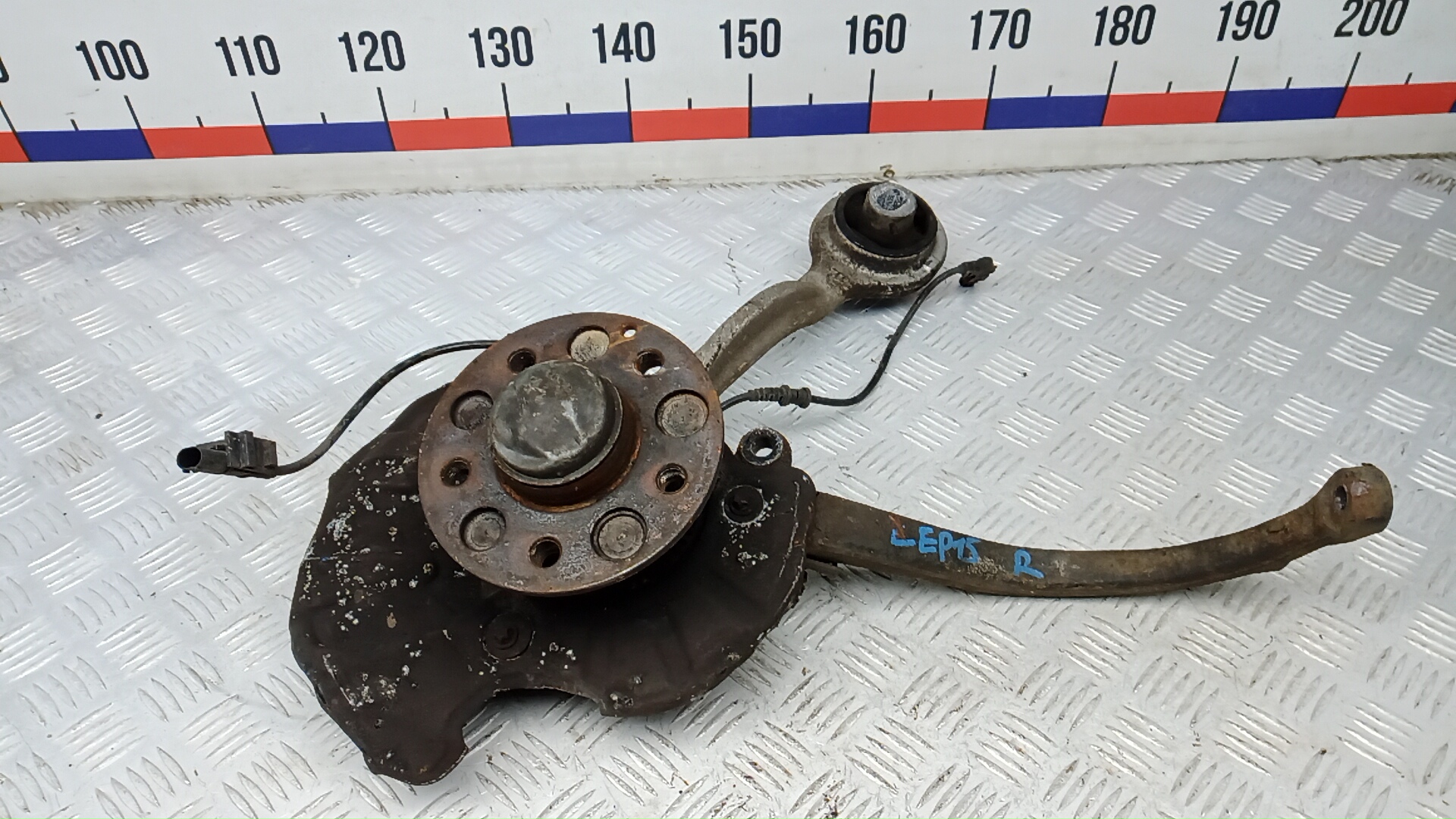 Ступица передняя правая MERCEDES BENZ S-CLASS W220