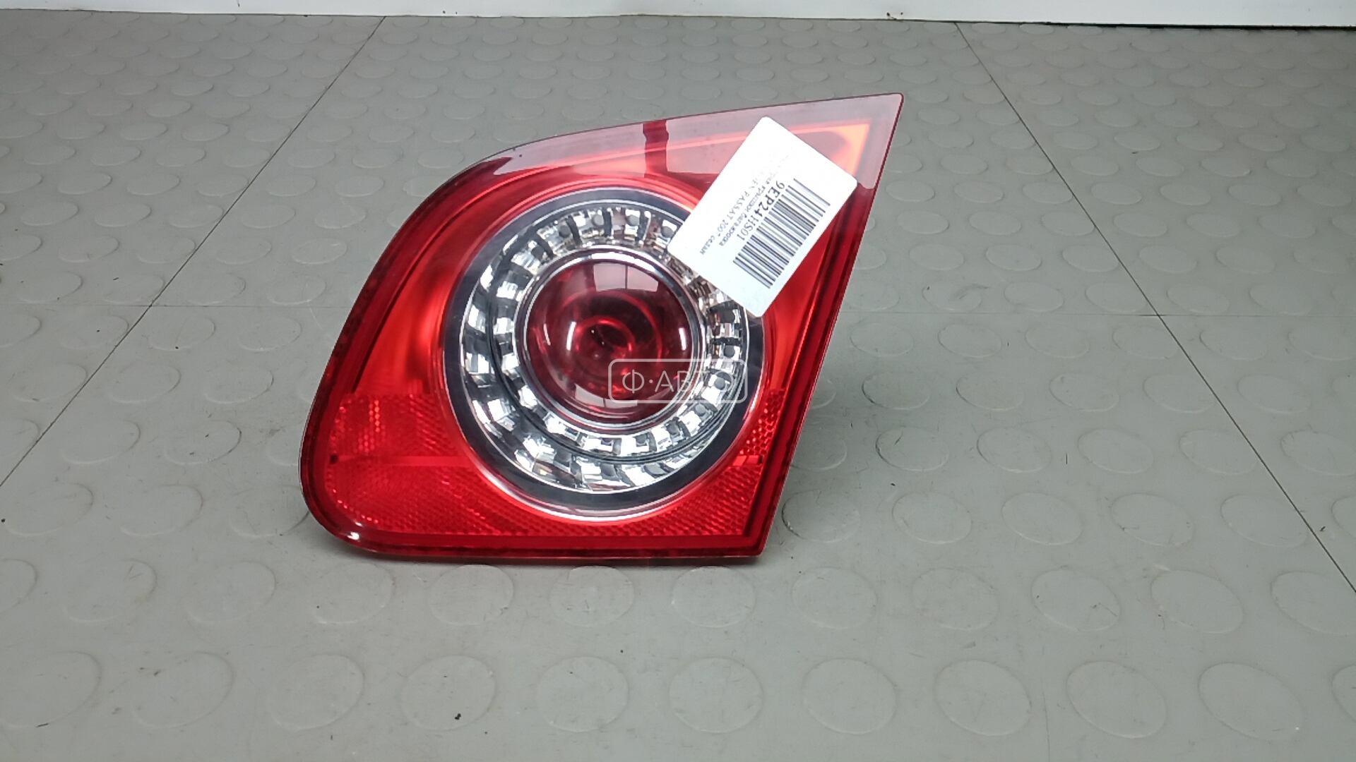 Фонарь правый крышки багажника