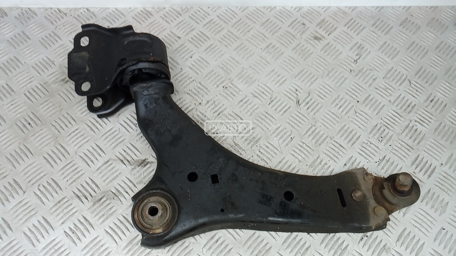 Рычаг передний нижний левый