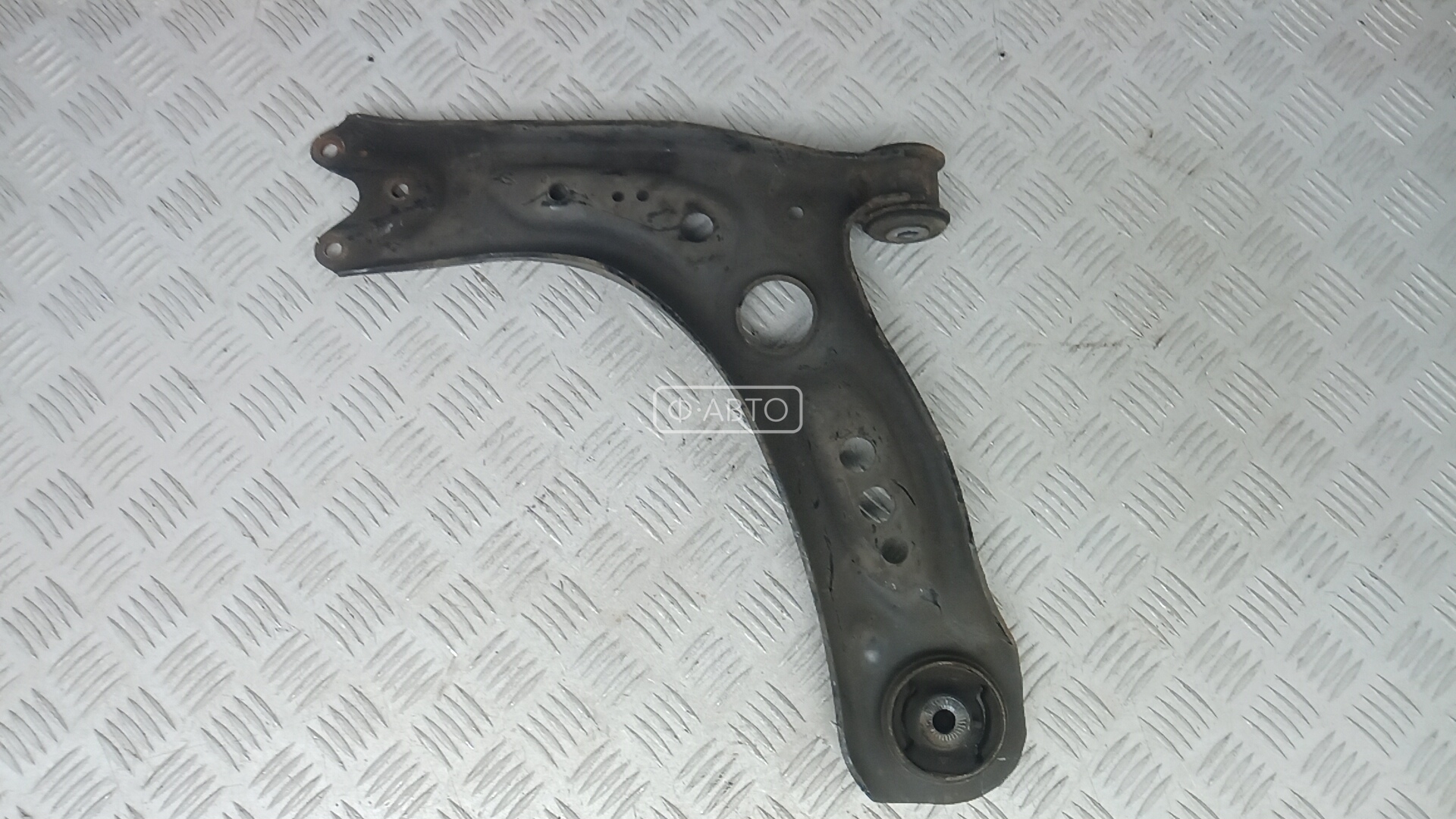 Рычаг передний нижний левый